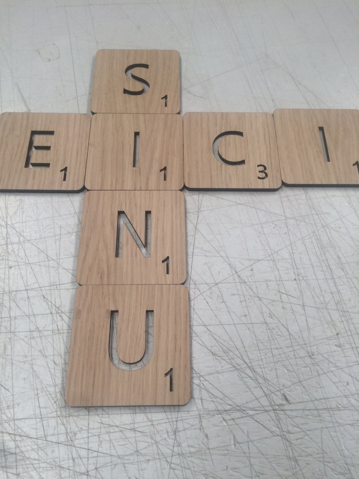Letras de roble claro troqueladas
