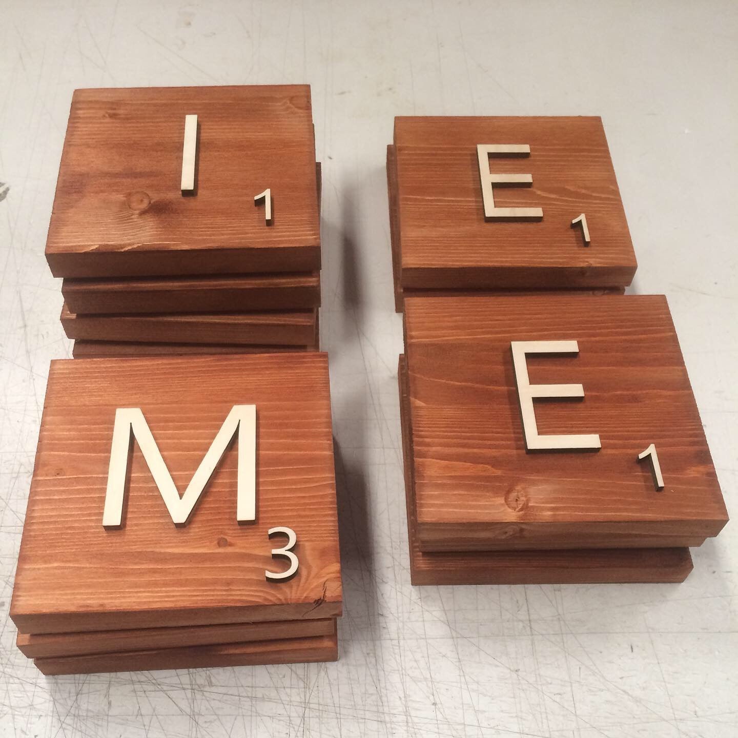 Lletres decoratives Scrabble grans marró