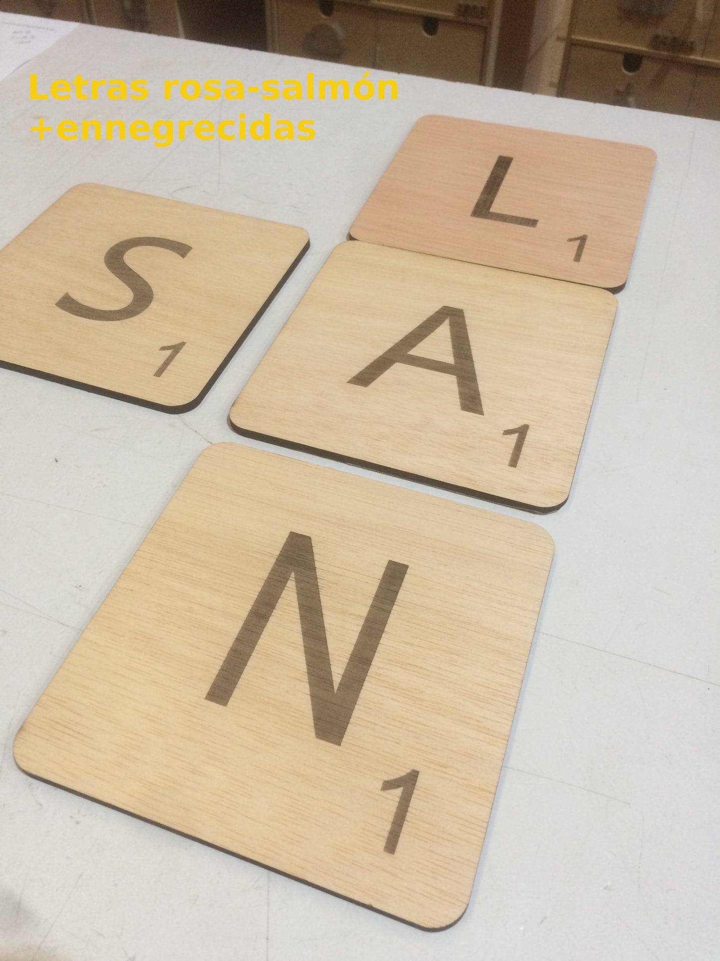 Letras SCRABBLE adhesivas de madera para decoración de pared