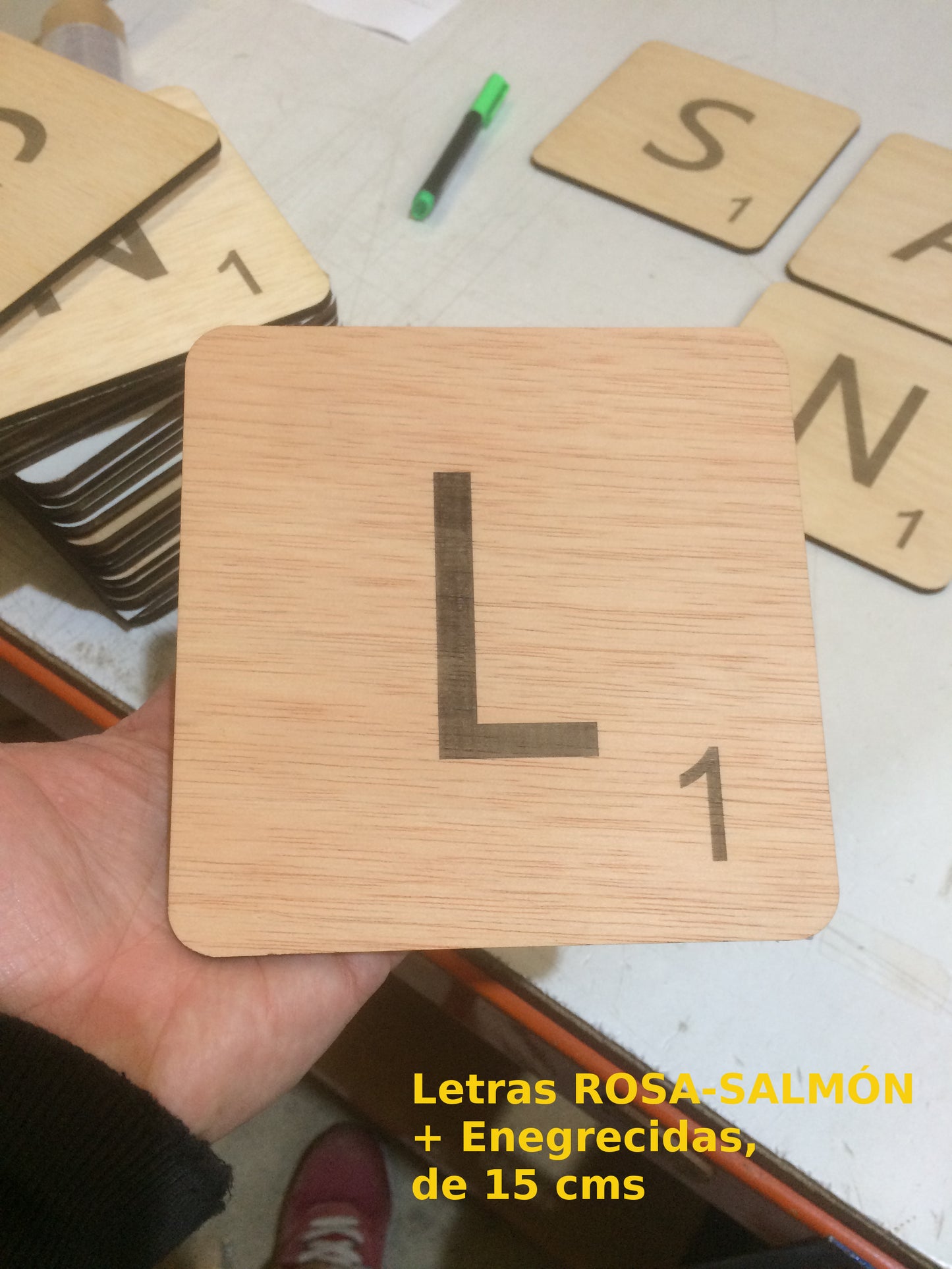 Letras SCRABBLE adhesivas de madera para decoración de pared