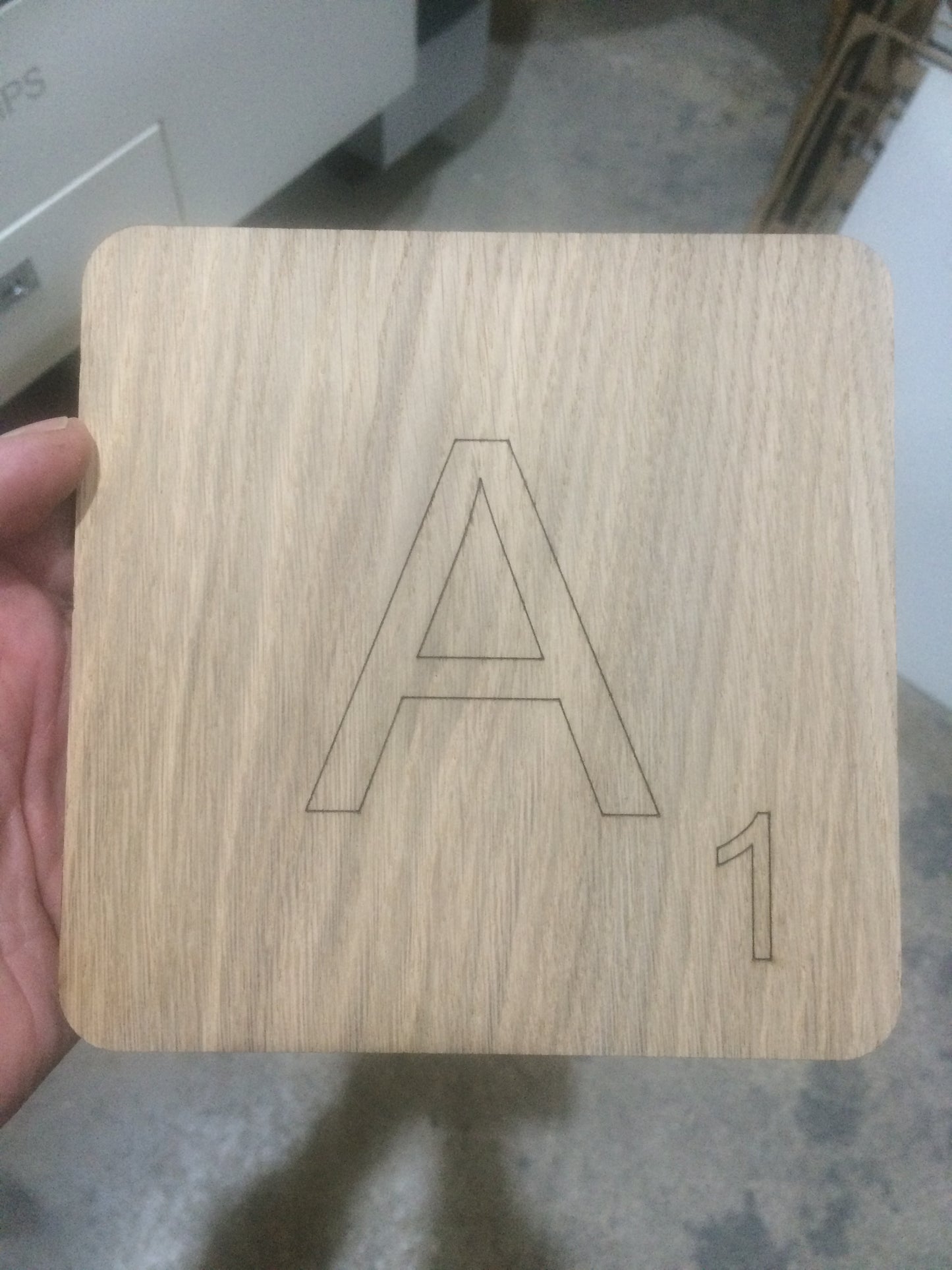 Roble claro con letras grabadas