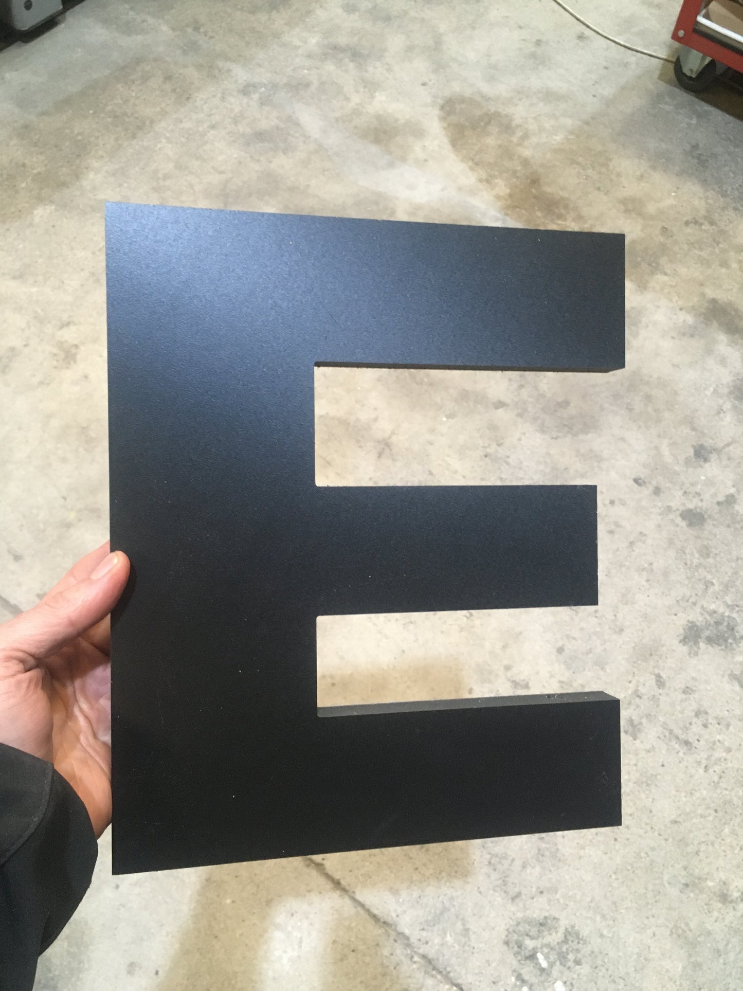 Lletres corpòries decoratives negres per a exterior de mida 10 a 100 cms