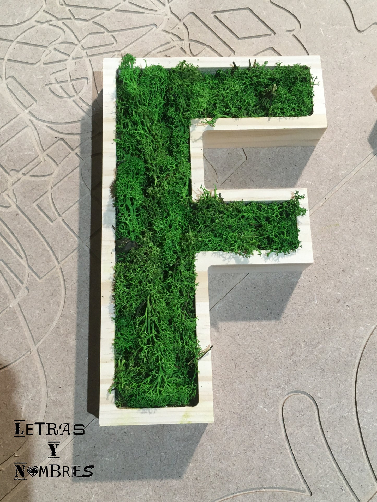 Letras Iniciales de Madera con musgo