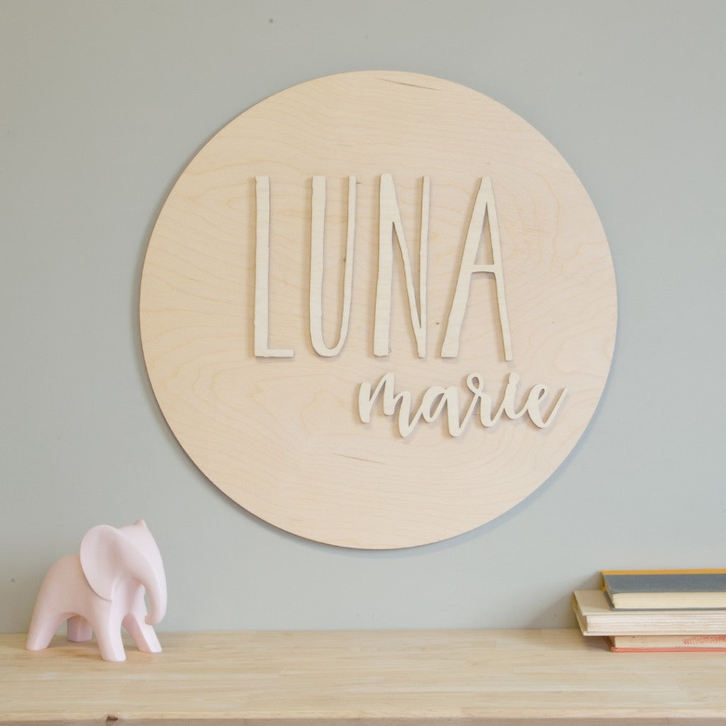 Nombre de madera para niño dentro de un círculo de madera