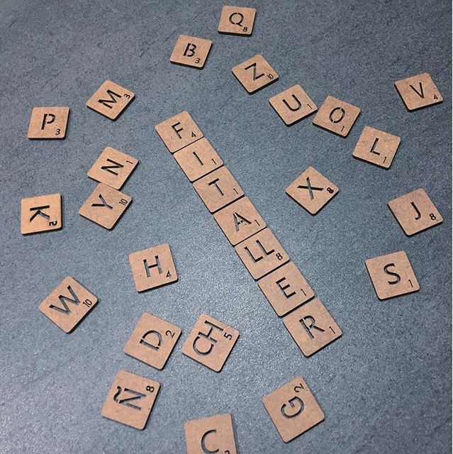 Letras de Scrabble troqueladas de madera DM de 4 cms y autoadhesivas