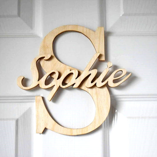 Iniciales y nombre de madera para puerta infantil