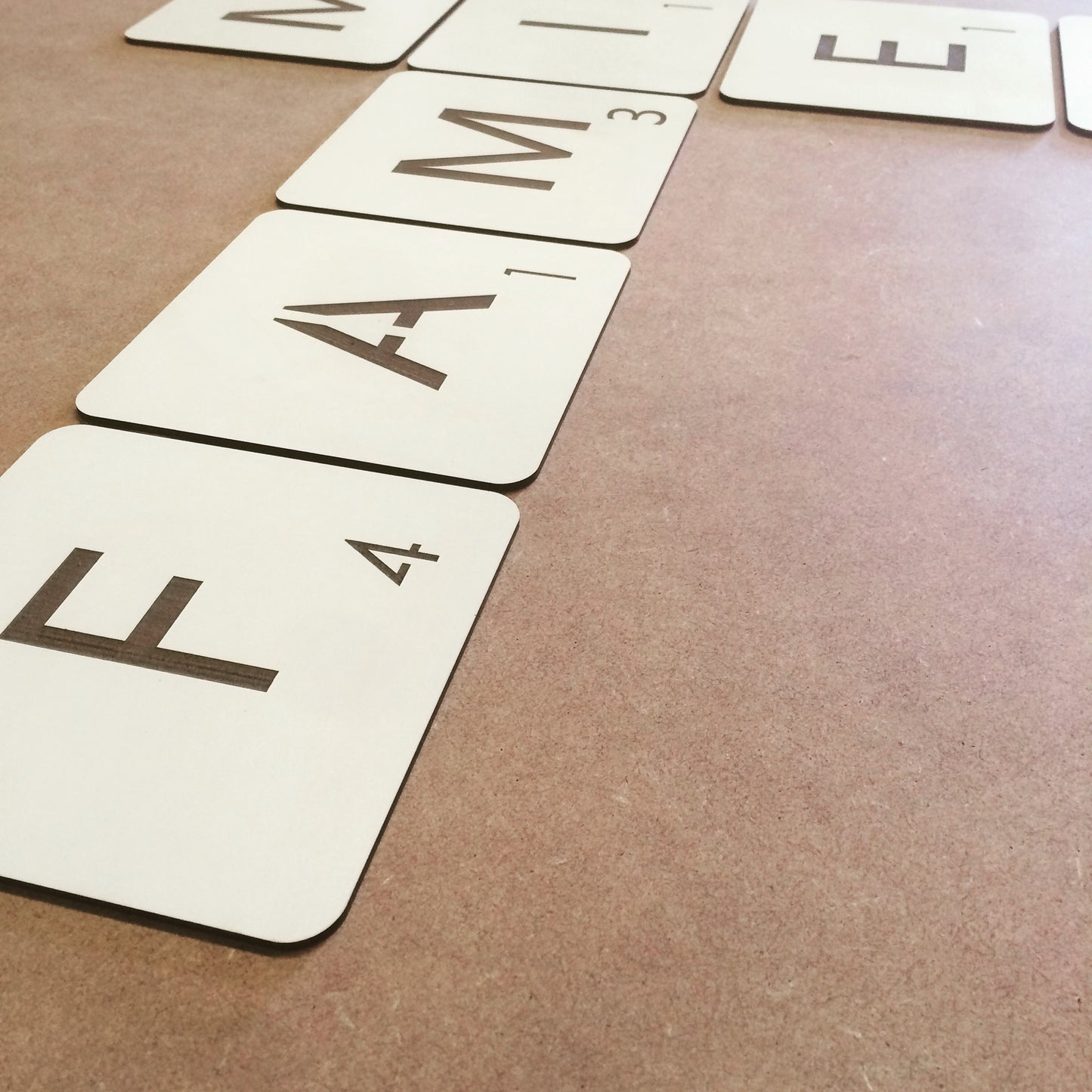 Lettres SCRABBLE adhésives en bois de décoration murale