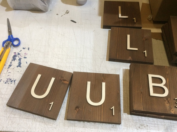 Grandes lettres décoratives Scrabble marrons