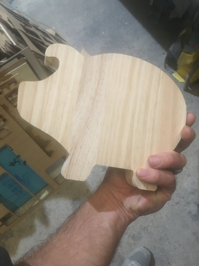 Hucha de madera con diseño de cerdito