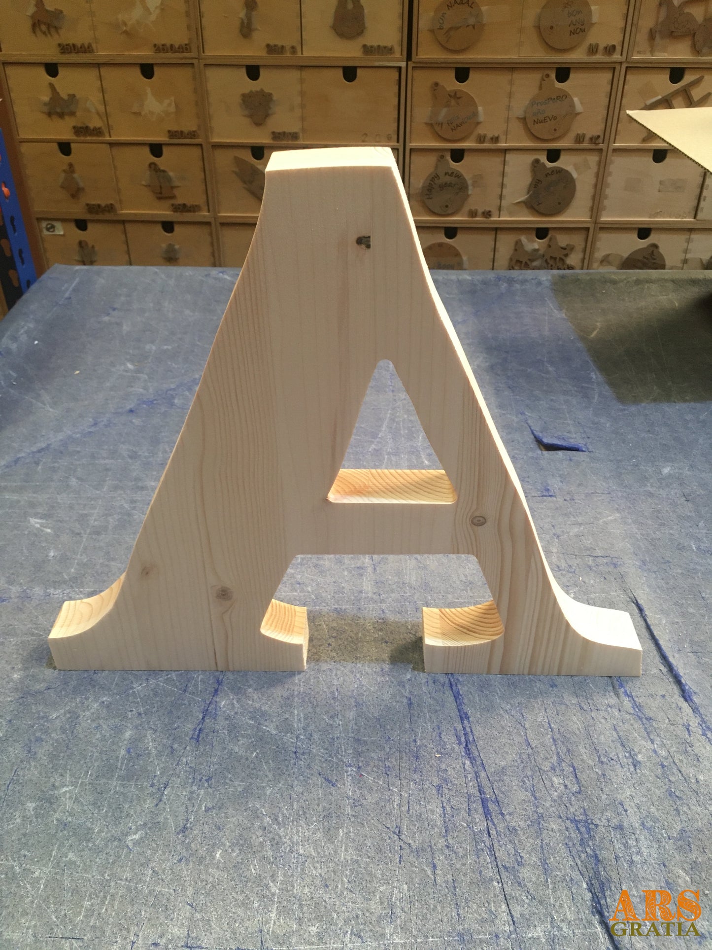Letras grandes de madera natural