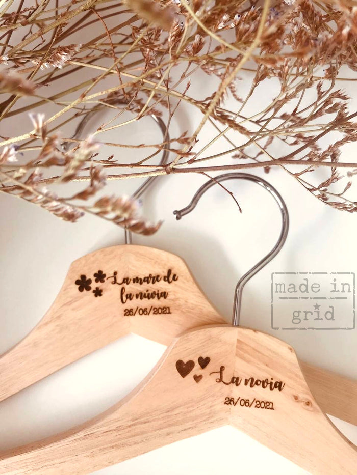 Pack de 2 perchas madera personalizadas para novios, perchas de madera  para bodas, regalo de bodas para novios, perchas personalizadas para boda